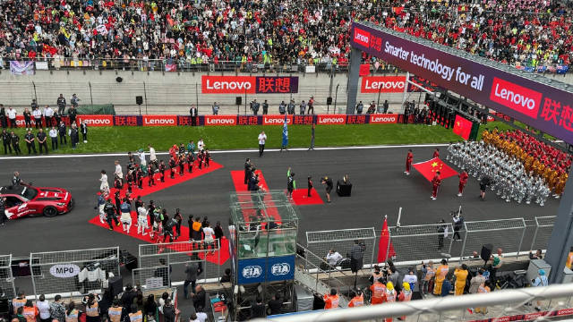 中国车手周冠宇F1赛场领奖奏响国歌