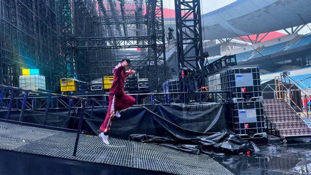 赵小童悬崖蹦极纵身一跃，勇敢者先享受世界