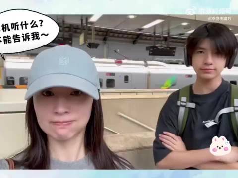 董洁潘粤明儿子继承父母高颜值，眉眼似潘粤明梨涡复刻董洁