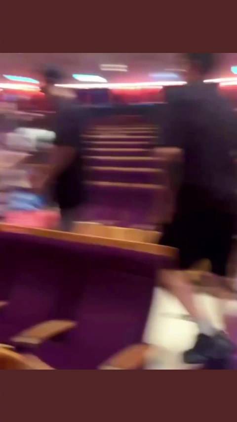 网友上海偶遇肖战看千与千寻舞台剧！清爽低调认真观看演出的战哥