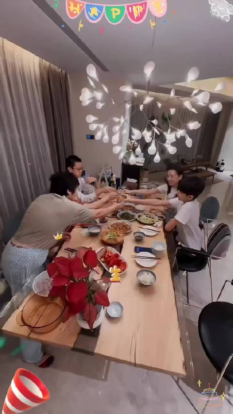 爸爸妈妈年轻时那么帅那么美，这个基因绝对的强啊