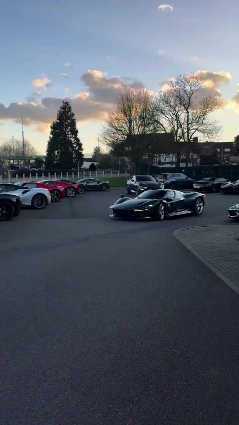 街拍超级跑车法拉利SP3！国内少见车型？