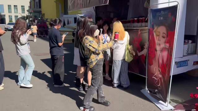 萧亚轩《让我来唱》收官送餐车花墙，首唱《蔷薇》引回忆