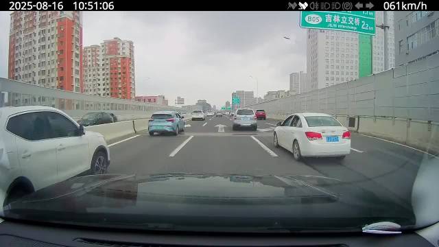 红路虎变道致后车追尾后逃逸