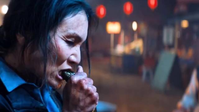 毒液寄生到老人身上，老太太突然变成很拽的样子