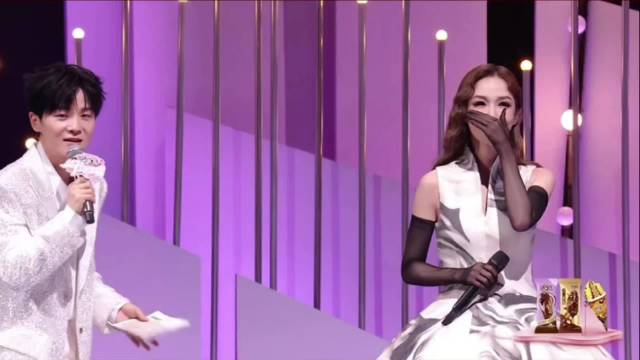 萧亚轩空运超重礼服亮相《让我来唱》总决赛