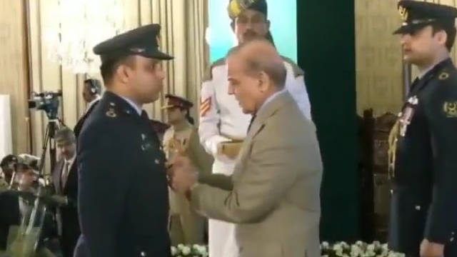 巴基斯坦总理向击落印度S-400飞行员授勋