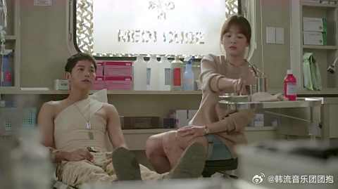 暮烟给时镇进行治疗，此时大队长召见，暮烟霸气回应