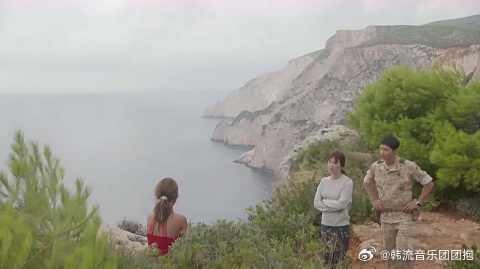 暮烟劝说女子，并资助她去上学，男子在一旁偷乐