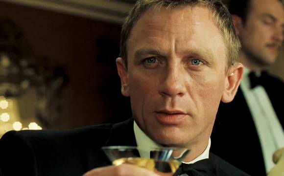 拔叔安排人在酒里下毒，007展示极限自救