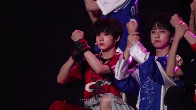 陈奕恒 青岛公演day2 今天也表现超级好的奕恒 完全是舞台绝对掌控者 太帅啦