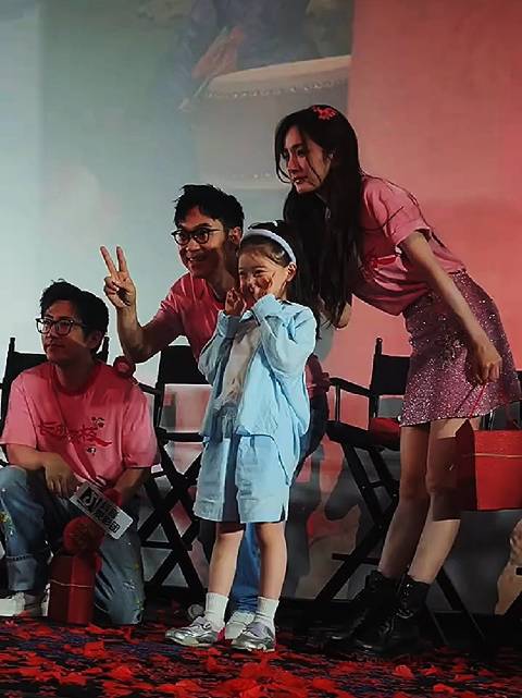 杨幂董成鹏小沾子同框互动，粉色系穿搭亮眼