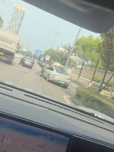 华为手机拍的，那视频车里坐的谁，太明显了吧……饱和式拍摄，太欺负人！