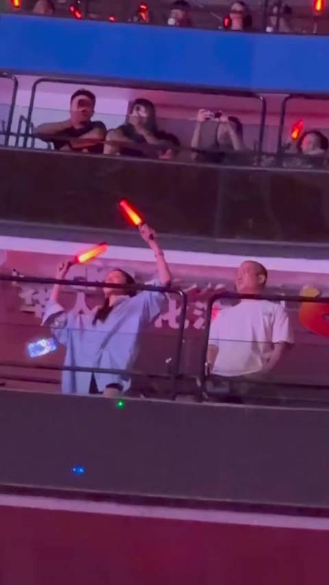 萧亚轩：诶……我荧光棒呢？