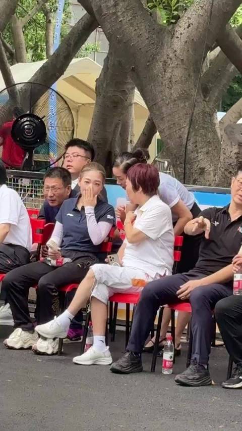 刘诗雯与恩师张晶清同场出席活动，师徒情深引关注