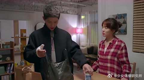 暮烟和时镇视频聊天，刚挂完电话就听到门铃响了，不料竟是时镇