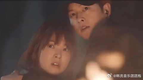 时镇替暮烟挡了一枪，他捂住了暮烟的眼睛，对着男子连开数枪