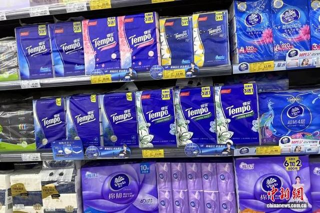 图为北京某超市的纸品区。 谢艺观 摄