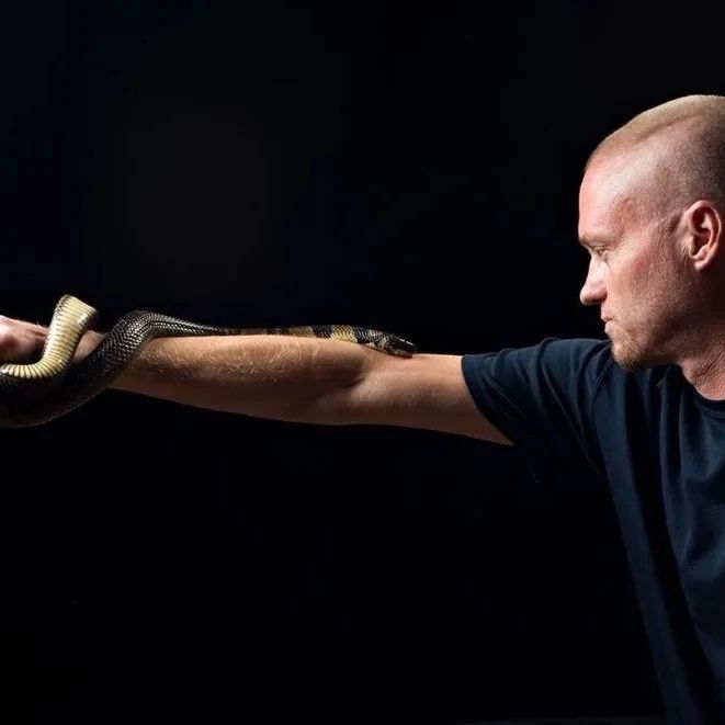 他主动被蛇咬、自行注射蛇毒，有望改写临床