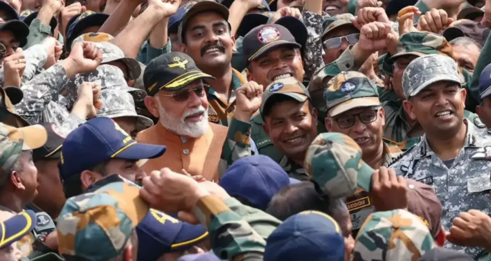 巴基斯坦在独立日表彰所谓“S-400摧毁者”，莫迪亲访阿达姆普尔空军基地戳穿谎言