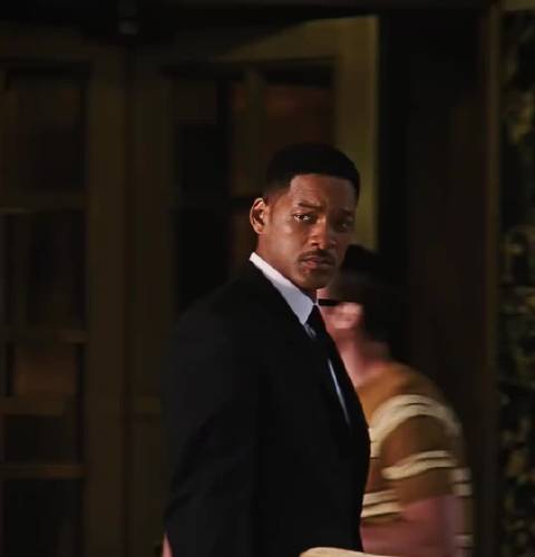 你不能因为我的肤色而怀疑我的人品，虽然我就是偷了 黑衣人