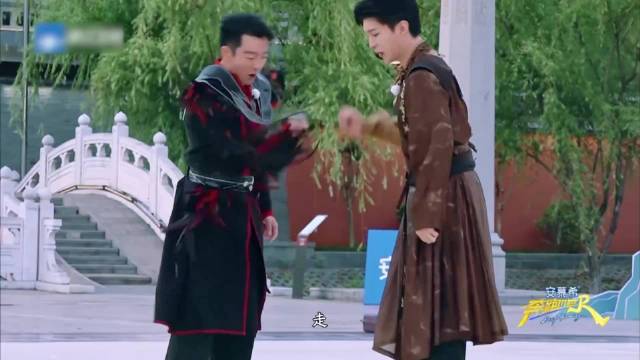 范丞丞赢了游戏，不料姚译添现改规则，气得丞丞举起拳头要揍他！