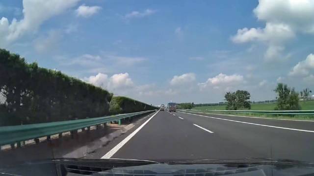 视频车遇事故，后方车辆更惨烈