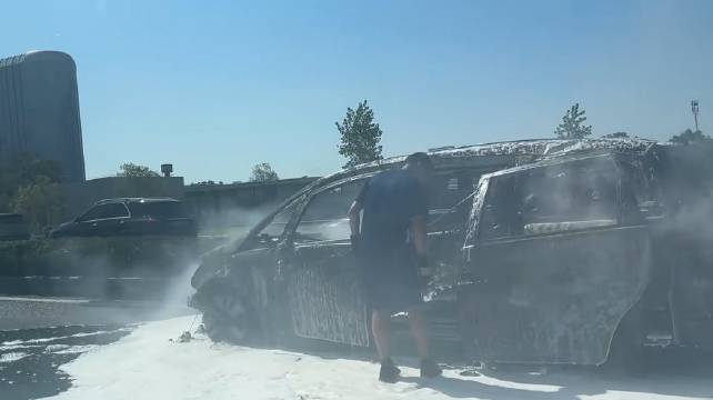 高难度猜车，这烧的面目全非MPV，是哪款？