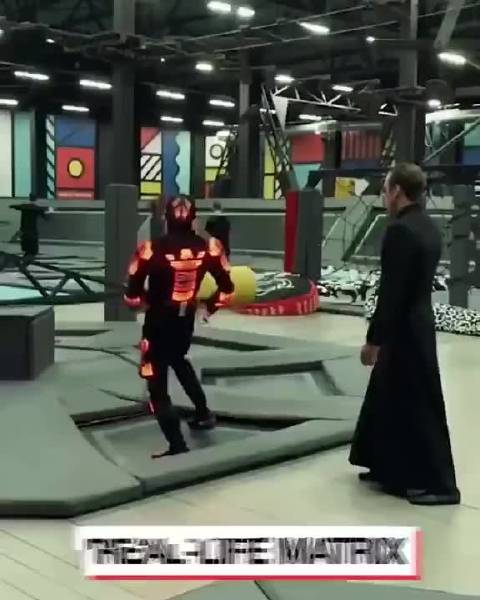 男子模仿黑客帝国特工高难度动作走红