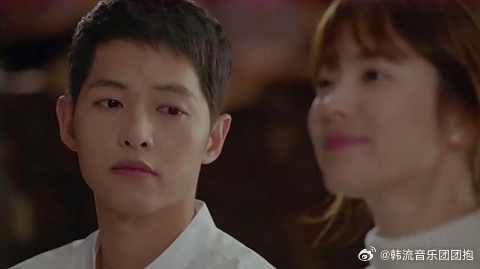 时镇和暮烟在海边喝红酒，不料竟看到了流星！