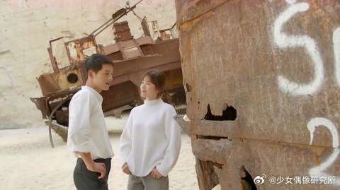 暮烟和时镇回到了老地方，并为时镇拍照纪念，两人在海边嬉戏打闹