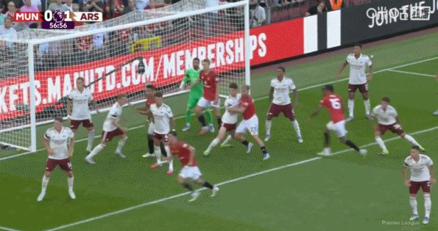 如出一辙！曼联定位球德里赫特紧贴拉亚，裁判未作判罚