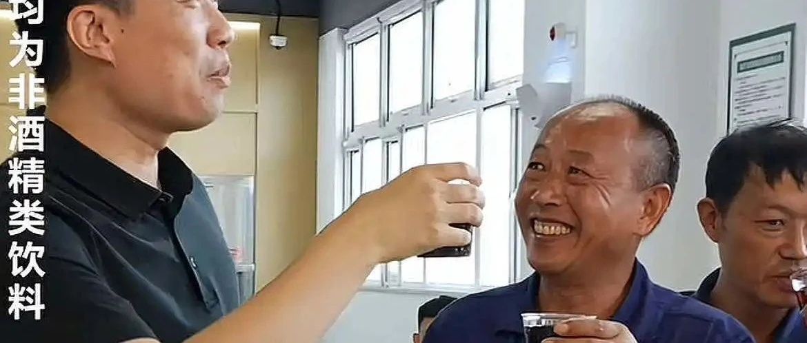 理想i8撞飞乘龙后，李想公开敬酒致歉，无意冒犯