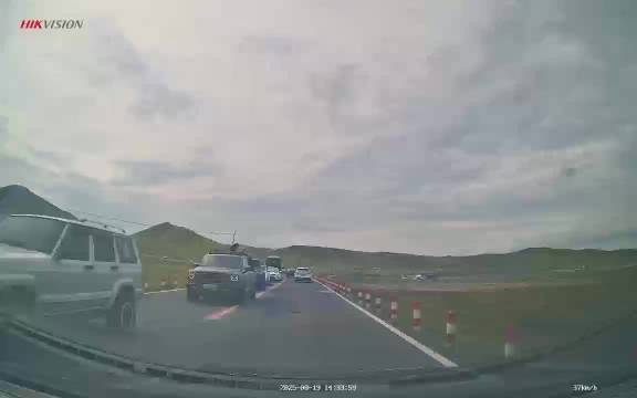 绿色小米YU7报全损,视频车反应快安全后退