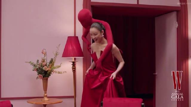 倪妮出席W盛典被小红人道具砸头