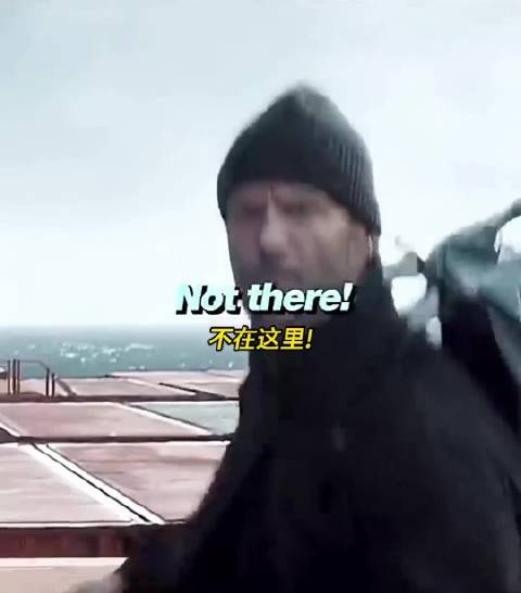 《巨齿鲨2》惊险片段曝光，主角跳海求生