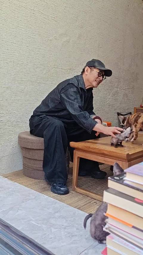 李连杰离婚后仍照顾前妻，与利智感情稳固