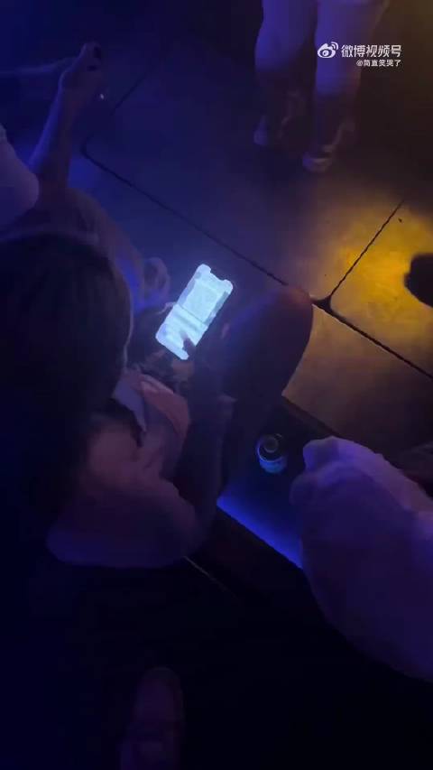 这位开捷豹的大哥，你在女神的手机里排名第12位，知道吗？