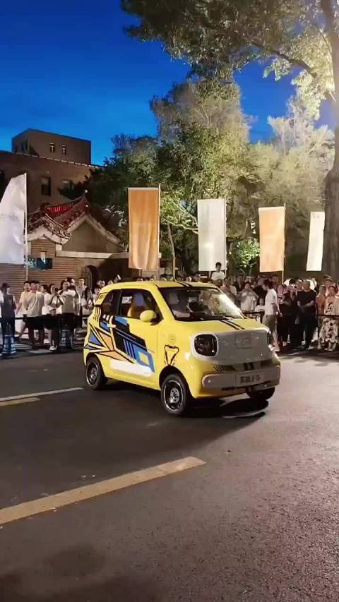 长春街头现自动轮智行底盘小黄车，吉林大学黑科技引围观