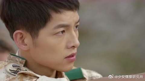 女子开枪打伤了男子，跑到了时镇的身边，不料时镇却让暮烟救男子