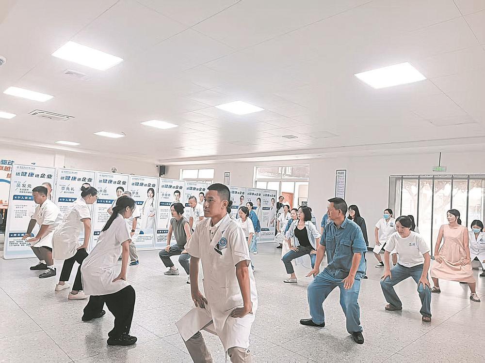 中医健身气功八段锦教学。