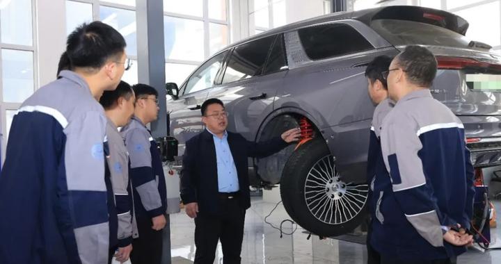 长春新民大街原地横漂的汽车来自吉林大学自动轮智行底盘技术