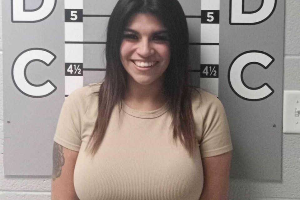 美国一女子毁掉了前男友汽车后，露出杀手般的微笑，声称损坏是因为汽车“早该”保养了