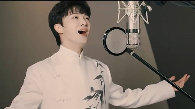 周深中俄双语演唱致敬英雄