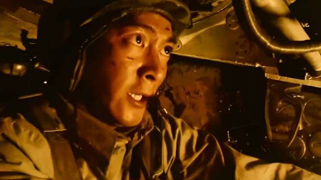 红海行动：这段坦克大战太精彩了最后利用沙尘暴歼灭恐怖分子！