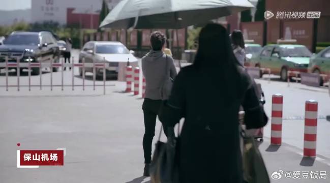 阿雅因朋友意外去世在机场失声痛哭，陈学冬耐心安慰