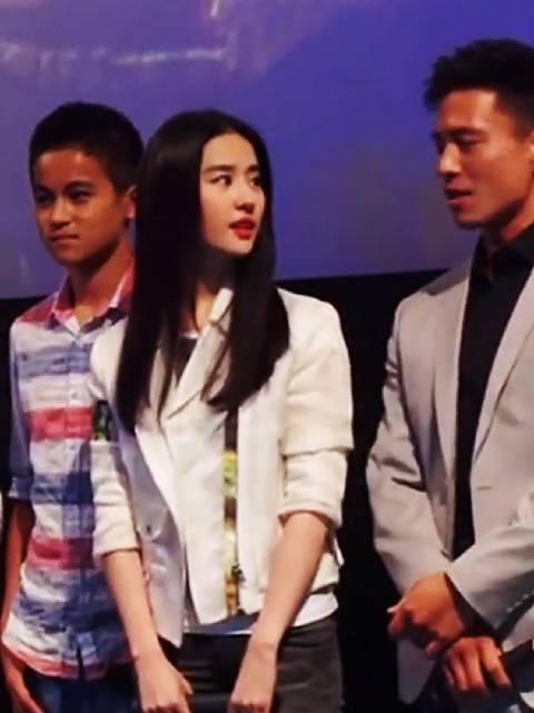 刘亦菲安志杰亮相《去有风的地方》活动，造型清爽互动轻松