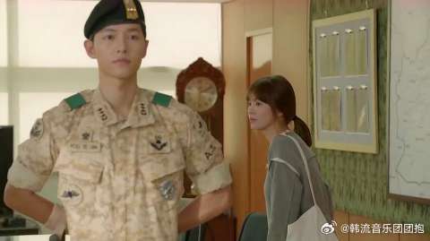 男子将暮烟等人叫过去，对暮烟夸赞一番，暮烟害羞的样子太可爱了