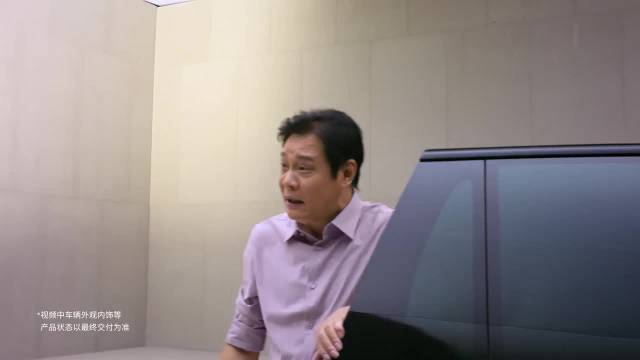 范志毅体验ES8车内衣帽间，运动后换衣从容赴约