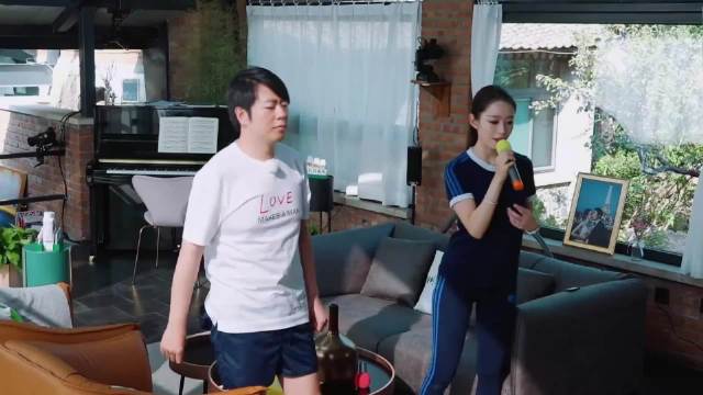 郎朗搂住老婆小蛮腰想亲密，怎料吉娜一把推开警告他：别捣乱